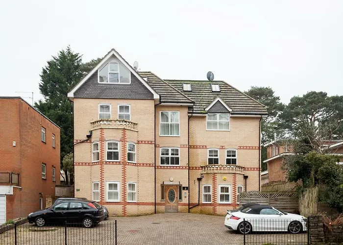 Stunning Contemporary - Free Parking - 5 Minute Walk To The Beach - Great Location - Fast Wifi - Smart Tv With Netflix Included - Contractor Friendly - Perfect For Short And Long Stays